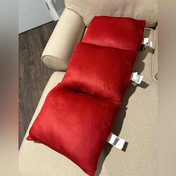 NWT Tampa Bay Bucs gnome holiday pillows. Set of 3. Burgundy soft plush 18x18” - Picture 4 of 12